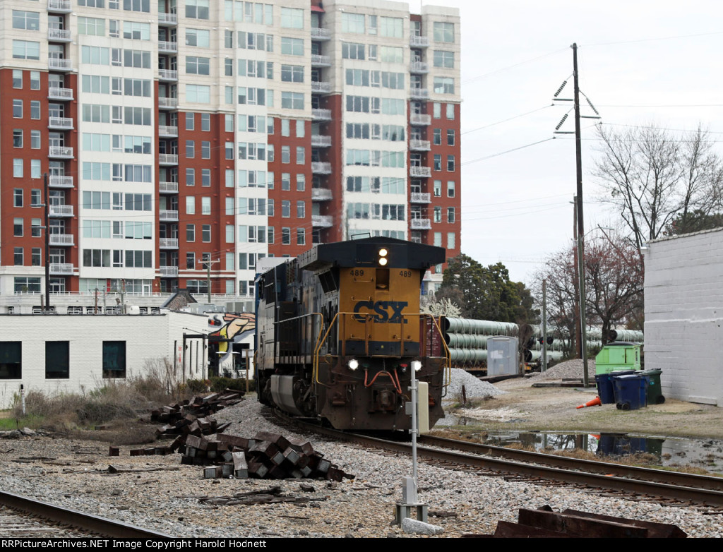 CSX 489 leads train F703-16 at Southern Junction